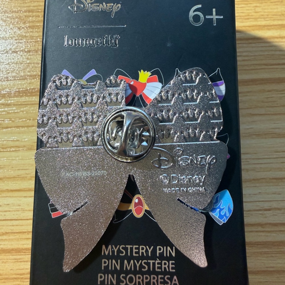 Loungefly Disney Queen of Hearts Villain Pin - Picture 2 of 2